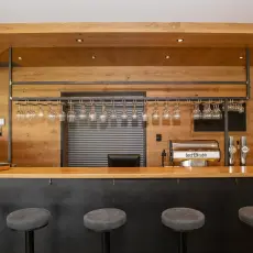 Moderne Bar in der Dorfstubn Wildschönau