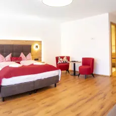 Geräumiges Zimmer mit Doppelbett