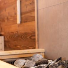 Saunaofen mit Steinen im Hotel Schneeberger