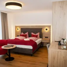 Lichtdurchflutetes Zimmer