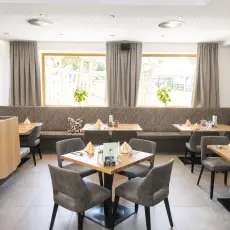Restaurant mit Ausbick im Hotel Schneeberger