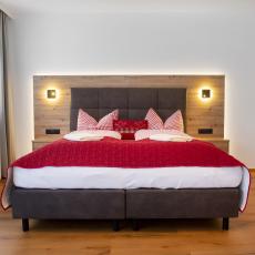 Luxuriöses Doppelbett im Hotel Schneeberger Zimmer Markbachjoch Extra