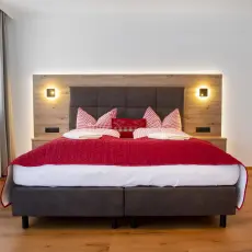 Luxuriöses Doppelbett im Hotel Schneeberger Zimmer Markbachjoch Extra