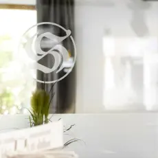 Hotel Schneeberger Logo auf Glasscheibe