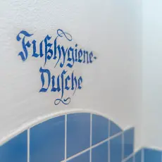 Hinweis auf Hygienedusche für Füße